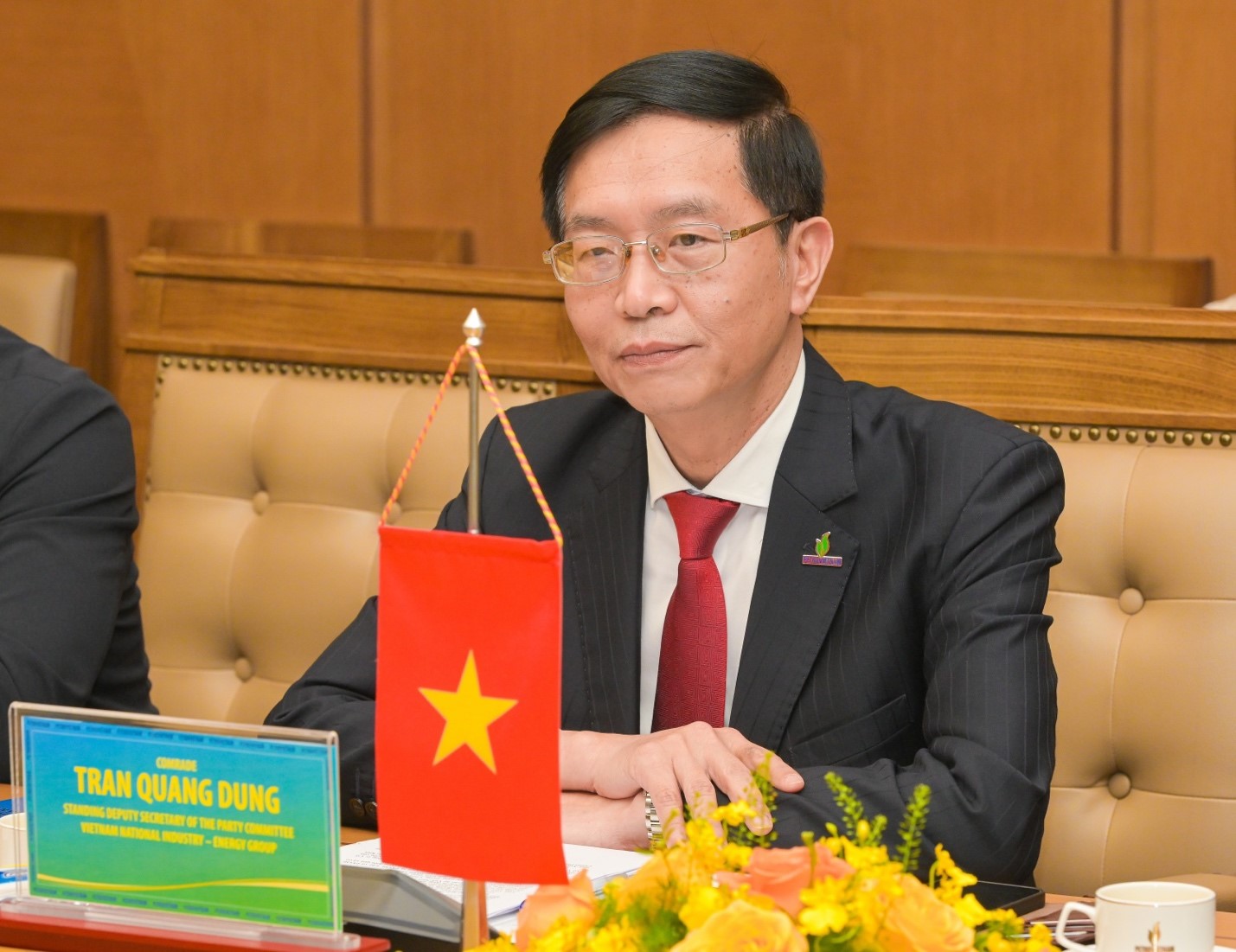 Đồng chí Trần Quang Dũng, Phó Bí thư thường trực Đảng ủy Tập đoàn trao đổi tại buổi làm việc